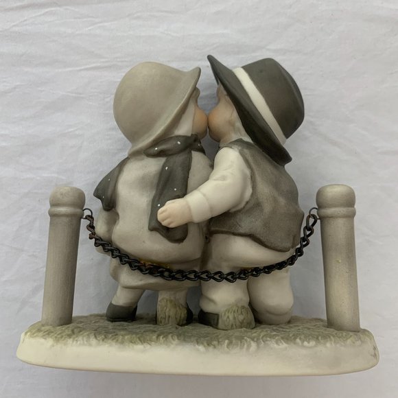 Pretty as a Picture Figurine With Love and Kisses Collectable Vintage Valentine - Picture 2 of 8